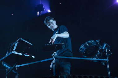 Nyon, İsviçre - 18 Temmuz 2017: Fransız elektronik müzisyeni Petit Biscuit'in Paleo Festivali'ndeki konseri