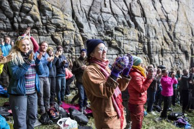 Traena, Norveç - 09 Temmuz 2016: Avustralyalı şarkıcı Ry X'in Traena müzik festivalinde Sana Adası'ndaki Kirkehelleren Katedralmağarası'ndaki konserinde seyirciler tezahürat ve alkışlıyor