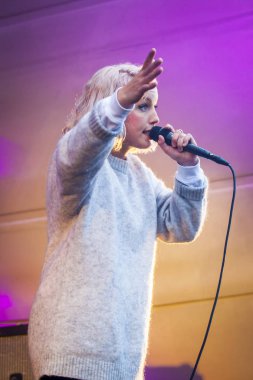 Traena, Norveç - 9 Temmuz 2016: Norveçli müzisyen ve söz yazarı Bendik'in Traenafestival'deki konseri, küçük Traena adasında müzik festivali