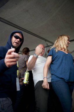 Traena, Norveç - 12 Temmuz 2014: Noewegian sanatçılar Dj Hovmester og vertskapet'in Traenafestival'deki gösterisi sırasında, traena adasında düzenlenen müzik festivali