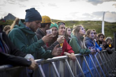 Traena, Norveç - 07 Temmuz 2016: Norveçli punk rock grubu Viagra Boys'un Traenafestival'deki konserinde seyirciler tezahürat yapıyor, traena adasında müzik festivali gerçekleşiyor