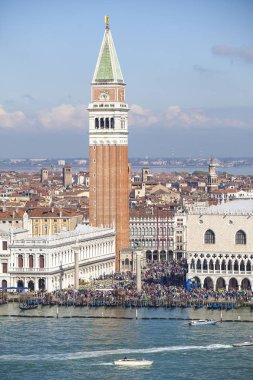 Venedik, İtalya - 10 Nisan 2016: Venedik tarihi, Piazza San Marco veya St. Mark Meydanı, Campanile ve Ducale veya Doge Sarayı 'nın havadan görünüşü. İtalya, Avrupa.