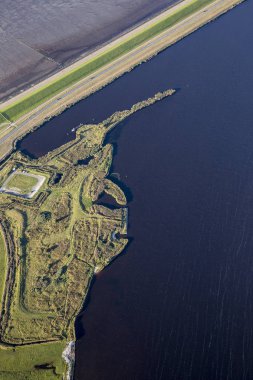Yeşil alanlar, dike ve deniz ile Ameland Frizya Adası kıyılarının havadan kıyı görünümü, Hollanda