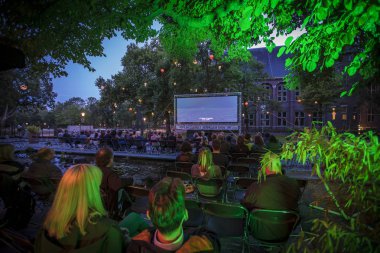 Amsterdam, Hollanda - 11 Ağustos 2018: 11-25/08/2018 tarihleri arasında düzenlenen Dünya Sineması Amsterdam'da De Troppen bahçesinde Kübalı sergio ve Serguei'nin açık hava gösterimi
