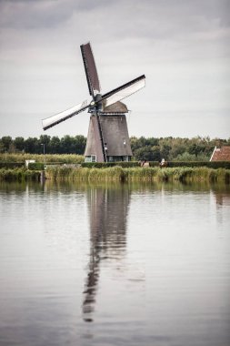 Hollanda yel değirmeni bir kanalın suyuna yansıyor