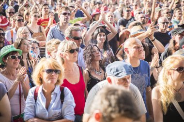 Nyon, İsviçre - 19 Temmuz 2017: Avustralyalı rock grubu Midnight Oil'in Paleo Festivali konserinde seyirci, hayran kitlesi