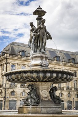 De la Bourse, Bordeaux, Fransa 'da bulunan üç Graces heykelinin olduğu çeşme.