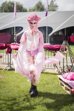 Amsterdam, Hollanda - 29 Temmuz 2017: Westerpark Milkshake Festivali'nde pastel pembe negligee giyinmiş travesti genç adam