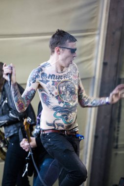 Traena, Norveç - 07 Temmuz 2016: Norveçli punk rock grubu Viagra Boys'un Traenafestival'deki konseri, traena adasında müzik festivali gerçekleşiyor
