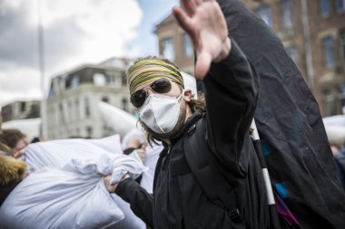 Amsterdam, Hollanda, Noord Holland - Cumartesi, Nisan 4 2015 - Dünyanın çeşitli şehirlerinde düzenlenen uluslararası yastık mücadele günü kapsamında Dam Meydanı'nda Yastık Fight