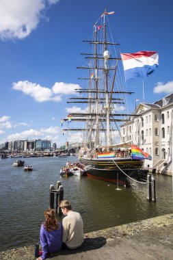 Amsterdam, Hollanda - 06 Ağustos 2016: 3 mast yelkenli Clipper Stad Amsterdam önünde Denizcilik Müzesi Scheepvaartmuseum, yıllık olay Gay Pride Parade katılıyor, Euro Pride 2016