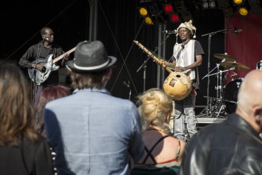 Amsterdam, Hollanda - 3 Temmuz 2016: Dünya müziği Afrikalı grup Baba Commandant ve Mandingo Band'in Amsterdam Roots Open Air'de konseri, Oosterpark'ta düzenlenen ücretsiz halk kültür festivali