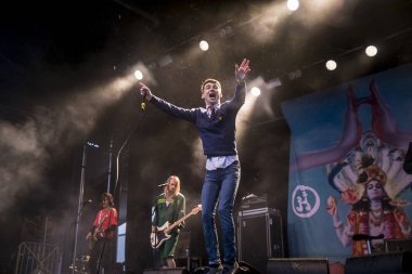 Traena, Norveç - 6 Temmuz 2017: Norveçli punk rock grubu Honningbarna'nın Traenafestival'deki konseri, traena adasında müzik festivali gerçekleşiyor