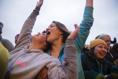 Traena, Norveç - 9 Temmuz 2015: İsveçli rock grubu Movits'in hava konserinde seyirciler tezahürat yapıyor, alkışlıyor! Traenafestival, müzik festivali Traena küçük adada yer alan