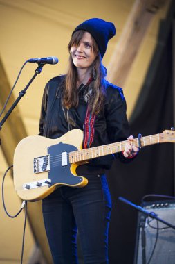 Traena, Norveç - 08 Temmuz 2016: Norveç li indie rock ve folk müziği bad Frokedal og Familien'in Traenafestival'de konseri, traena adasında müzik festivali