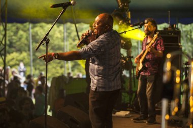 Amsterdam, Hollanda - 5 Temmuz 2015: Kolombiyalı grup La-33'ün konseri sırasında - Amsterdam Roots Open Air sırasında, Park Frankendael'de 05/07/2015 tarihinde kültürel festival düzenlendi