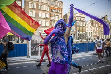 Amsterdam, Hollanda - 23 Temmuz 2016: Pride Walk'ta mor giyinmiş adam, Pembe Cumartesi Gay Euro Pride kutlamaları sırasında Vondelpark'tan Dam Meydanı'na gösteri geçit töreni