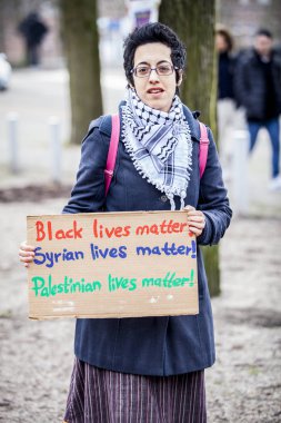 Amsterdam, Hollanda - 6 Şubat 2016: Irkçılığı ve İslamofobi'yi protesto etmek için düzenlenen 