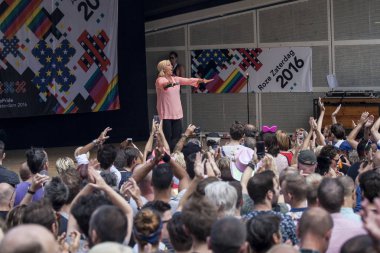 Amsterdam, Hollanda - 23 Temmuz 2016: 2016 Gay Euro Pride için Vondelpark'taki Pembe Cumartesi kutlamaları sırasında Vondelpark Açık Hava Tiyatrosu'nda şarkı söyleyen Anita Meyer konseri