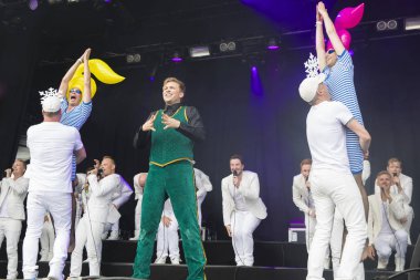 Traena, Norveç - 7 Temmuz 2017: Norveçli eşcinsel korosu Oslo Fagottkor'un Traenafestival'deki konseri, küçük Traena adasında müzik festivali