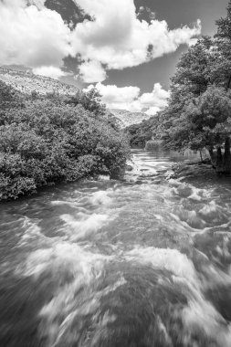 Krka Milli Parkı, Coatia at güzel doğa, su ve şelale siyah ve beyaz manzara Görünümü