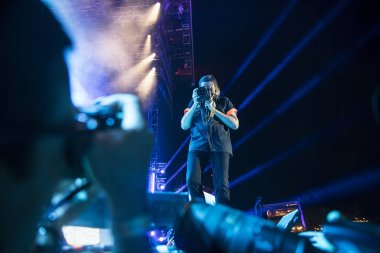 Nyon, İsviçre - 19 Temmuz 2017: Kanadalı rock grubu Arcade Fire'ın Paleo Festivali'ndeki konseri