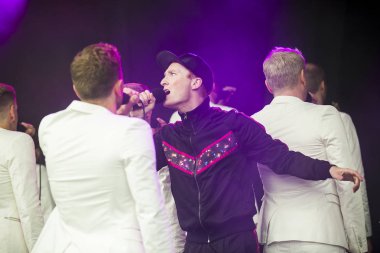 Traena, Norveç - 7 Temmuz 2017: Norveçli eşcinsel korosu Oslo Fagottkor'un Traenafestival'deki konseri, küçük Traena adasında müzik festivali