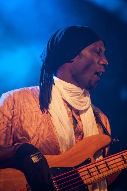 Traena, Norveç - 10 Temmuz 2015: Rock blues dünya müziği Nigerien Tuareg sanatçısı Omara 