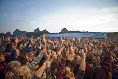 Traena, Norveç - 9 Temmuz 2016: Norveçli Punk Rock grubu Kuuk'un Traenafestival'deki konseri, küçük Traena adasında müzik festivali gerçekleşiyor