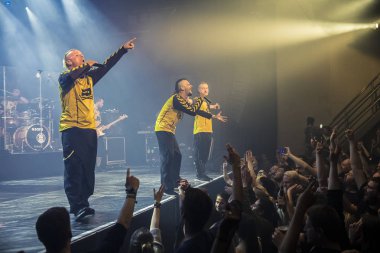 Amsterdam, Hollanda -16 Nisan 2017: Bosnalı rock müzik grubu Dubioza Kolektiv'in konseri Melkweg'de