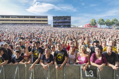 Nyon, İsviçre - 19 Temmuz 2017: Avustralyalı rock grubu Midnight Oil'in Paleo Festivali konserinde seyirci, hayran kitlesi