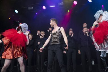 Traena, Norveç - 7 Temmuz 2017: Norveçli eşcinsel korosu Oslo Fagottkor'un Traenafestival'deki konseri, küçük Traena adasında müzik festivali