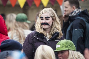 Traena, Norveç - 10 Temmuz 2015: Festival alanında sahte kaş ve bıyık takan genç kadın Traenafestival, traena küçük adada müzik festivali gerçekleşiyor