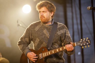 Traena, Norveç - 10 Temmuz 2015: Norveçli şarkıcı Kristian Kristensen'in Traenafestival'de konseri, küçük Traena adasında müzik festivali