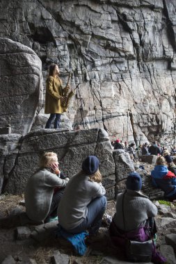 Traena, Norveç - 09 Temmuz 2016: Norveçli saksafoncu Mette Henriette'in Traena müzik festivalinde Sana Adası'ndaki Kirkehelleren Katedral mağarası'nda konseri