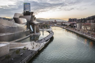 Bilbao, İspanya - 29 Ocak 2016: Amerikalı mimar Frank Gehry tarafından tasarlanan ve Ekim 1997'de açılışı yapılan modern ve çağdaş sanat Guggenheim Müzesi'nin gece manzarası.