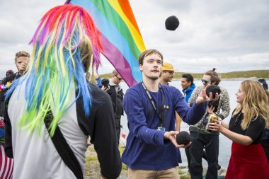 Traena, Norveç - 08 Temmuz 2015: Traenafestival sırasında Avrupa'nın en küçük eşcinsel Gururu'na katılan renkli bir grup insan, traena adasında düzenlenen müzik festivali.