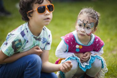 Amsterdam, Hollanda - 3 Temmuz 2016: Amsterdam Roots Open Air'de çocuklarla dans atölyesi, Oosterpark'ta düzenlenen ücretsiz halk kültür festivali