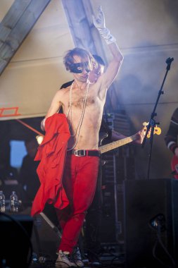 Traena, Norveç - 08 Temmuz 2016: İsveçli rock grubu Bob Hund'un Traenafestival'deki konseri, küçük Traena adasında müzik festivali