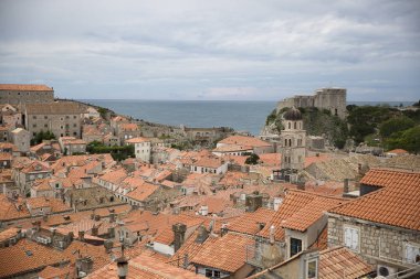 Bulutlu hava, Hırvatistan ile antik şehir duvarından eski şehir Dubrovnik turuncu çatıları görünümü