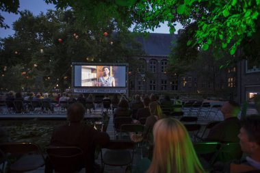 Amsterdam, Hollanda - 11 Ağustos 2018: 11-25/08/2018 tarihleri arasında düzenlenen Dünya Sineması Amsterdam'da De Troppen bahçesinde Kübalı sergio ve Serguei'nin açık hava gösterimi