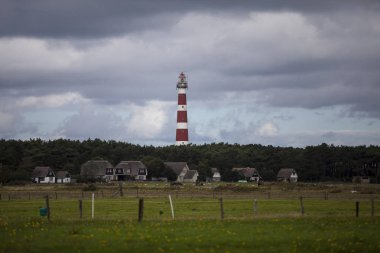 Bornrif olarak bilinen Ameland Deniz Feneri'nin görünümü, Hollanda'nın Frizya Adaları'ndan biri olan Hollanda adası Ameland'da, Hollanda'nın Kuzey Denizi kıyısında yer alan bir deniz feneridir.