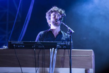 Nyon, İsviçre - 19 Temmuz 2017: Fransız pop şarkıcısı Julien Dore'un Paleo Festivali'ndeki konseri