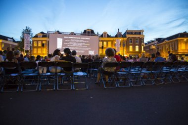 Amsterdam, Hollanda - 24 Ağustos 2016: 18-27/08/2016 tarihleri arasında düzenlenen Dünya Sineması Amsterdam'da, Marie Heinekenplein'de Arjantin filmi Road to la Paz'ın açık hava gösterimi