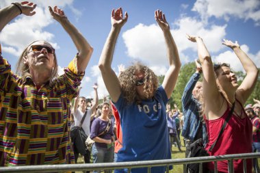 Amsterdam, Hollanda - 3 Temmuz 2016: Amsterdam Roots Open Air'de alternatif Electro-Hip Hop Faslı grup N3rdistan'ın konserinde dinleyiciler, Oosterpark'ta düzenlenen ücretsiz halk kültür festivali