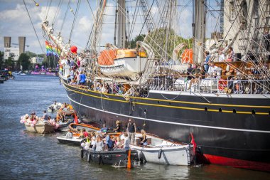 Amsterdam, Hollanda - 06 Ağustos 2016: İnsan hakları ve sivil eşitliğin korunması için yıllık etkinlik sırasında 3 direk yelkenli Clipper Stad Amsterdam'da parti yapanlar Gay Pride Parad