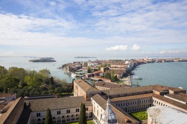 La Grazia, Giudecca, delle Rose ve San Clemente adalarıyla Venedik göl manzarası 