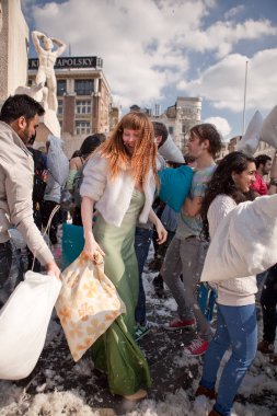 Amsterdam, Hollanda, Noord Holland - 5 Nisan 2014 Cumartesi - Baraj Meydanı'nda Yastık Savaşı