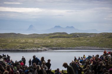 Traena, Norveç - 08 Temmuz 2015: seyirci Traenafestival, müzik festivali Traena küçük adada yer alıyor.