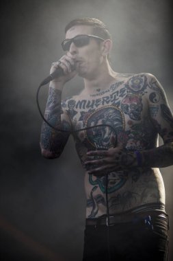 Traena, Norveç - 07 Temmuz 2016: Norveçli punk rock grubu Viagra Boys'un Traenafestival'deki konseri, traena adasında müzik festivali gerçekleşiyor